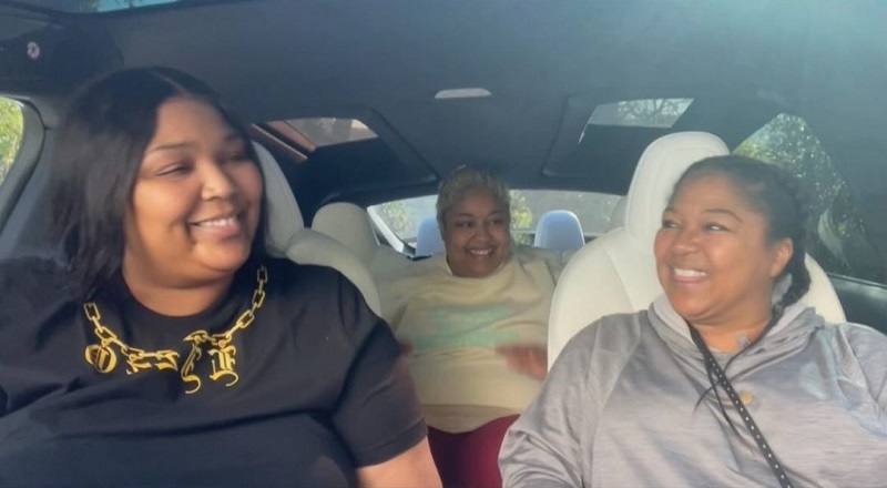Lizzo plays her mom a song she made for her in her honor