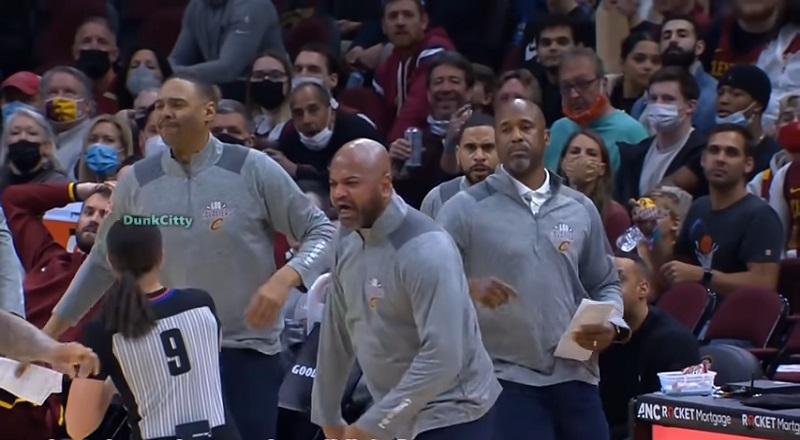 JB Bickerstaff goes off on female referee and the Hornets laugh