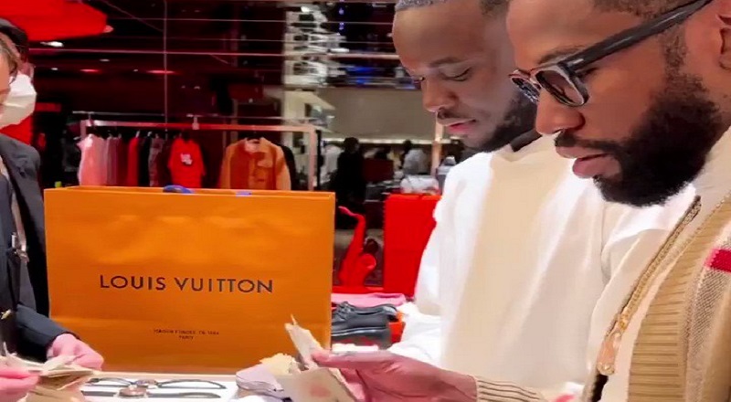 Floyd Mayweather shops with personal money counter in Japan