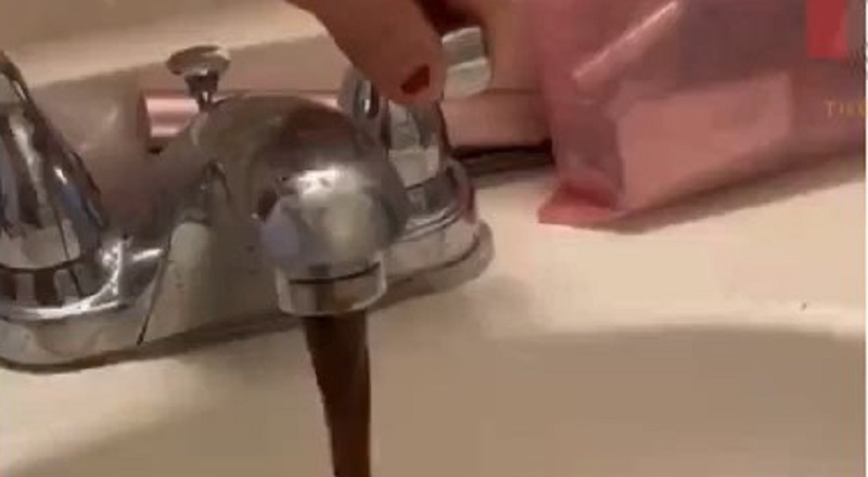 Jackson MS shares video of her dark brown tap water