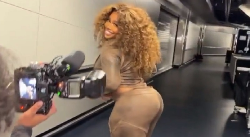 SZA has people talking due to large backside