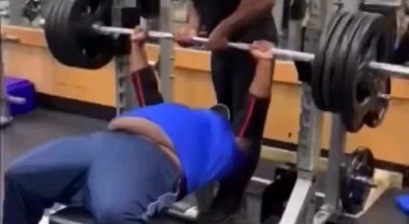 Man drops 280 pounds on his chest while bench pressing
