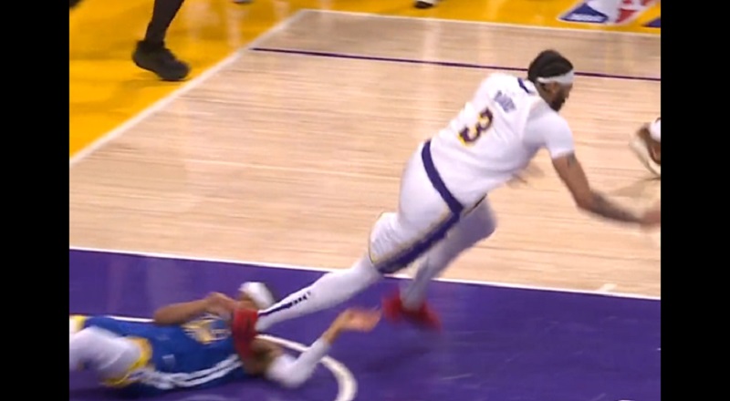 Moses Moody trips Anthony Davis in Warriors-Lakers Game 3