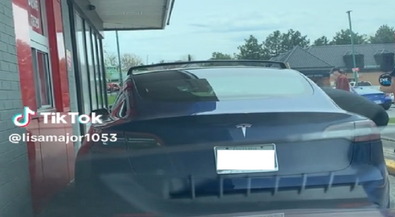 Tesla dies in McDonalds drive thru trapping the customers behind